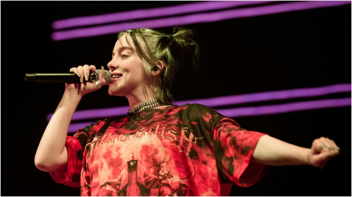 Billie Eilish: «Φτάνει πια ανόητοι, δεν είμαι ξεπουλημένη επειδή αποφάσισα να ντύνομαι πιο θηλυκά»