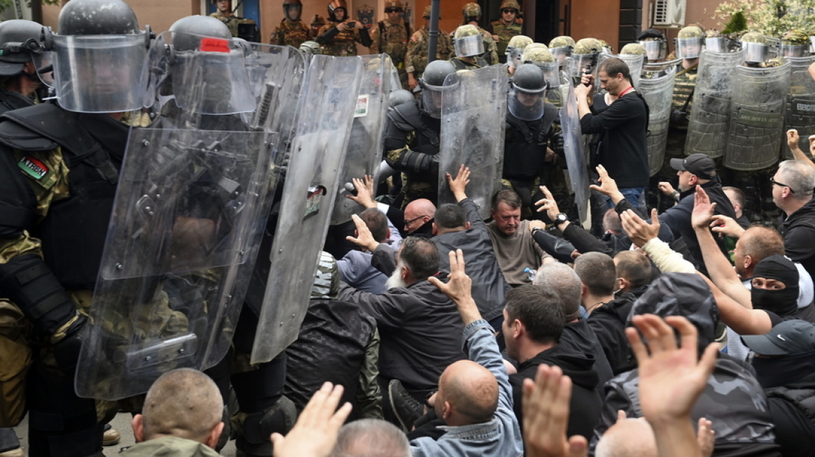 Κόσοβο: Δεκάδες οι τραυματίες από την άγρια σύγκρουση Σέρβων με στρατιώτες του ΝΑΤΟ