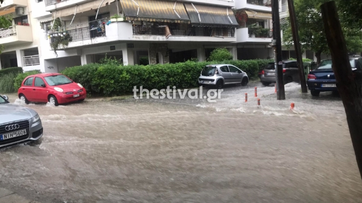 Θεσσαλονίκη: «Ποτάμια» οι δρόμοι μετά την καταιγίδα - Χαλάζι έριξε στη Σίνδο (βίντεο και φωτογραφίες)