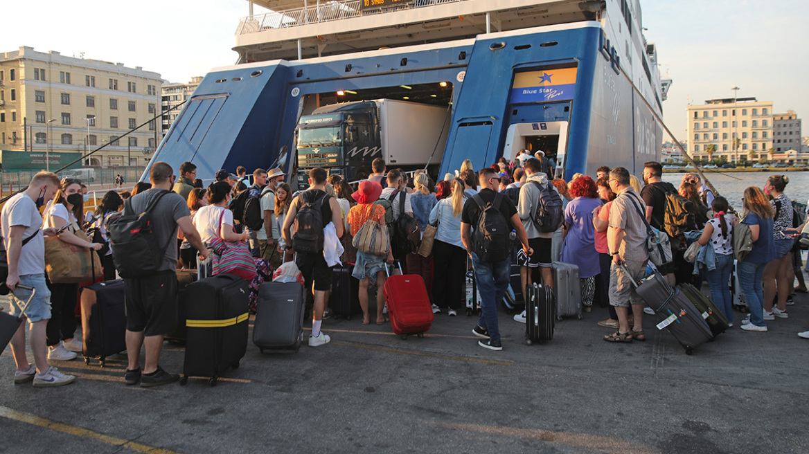 Τριήμερο Αγίου Πνεύματος: Με λιακάδα και 30 βαθμούς η μεγάλη έξοδος - Sold out τα δρομολόγια για Κυκλάδες