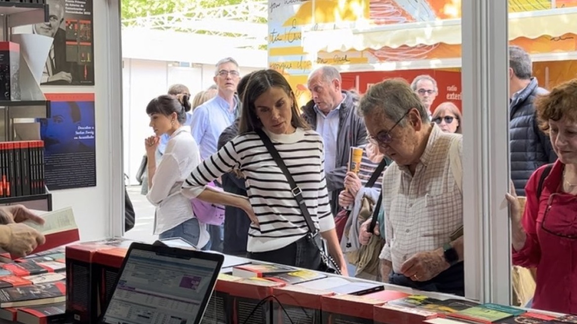 Ισπανία: Η Λετίθια επισκέφτηκε έκθεση βιβλίου στη Μαδρίτη και  έβγαλε selfies με πολίτες - Βίντεο