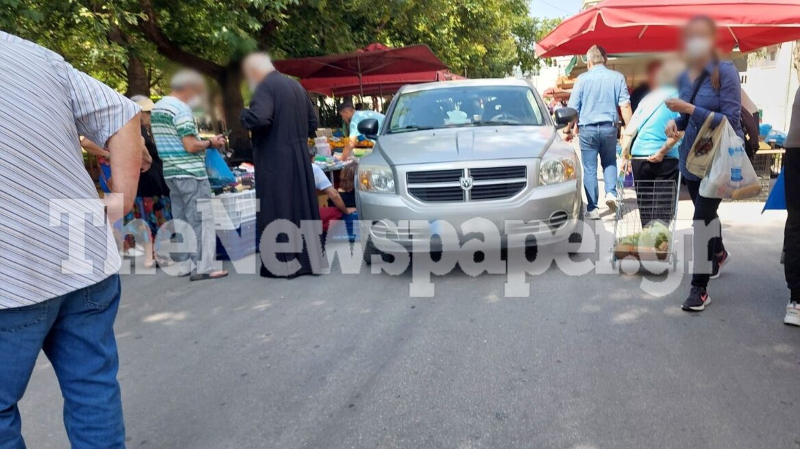 Βόλος: Αυτοκίνητο που οδηγούσε ιερέας «μπούκαρε» σε λαϊκή και παρέσυρε μια γυναίκα