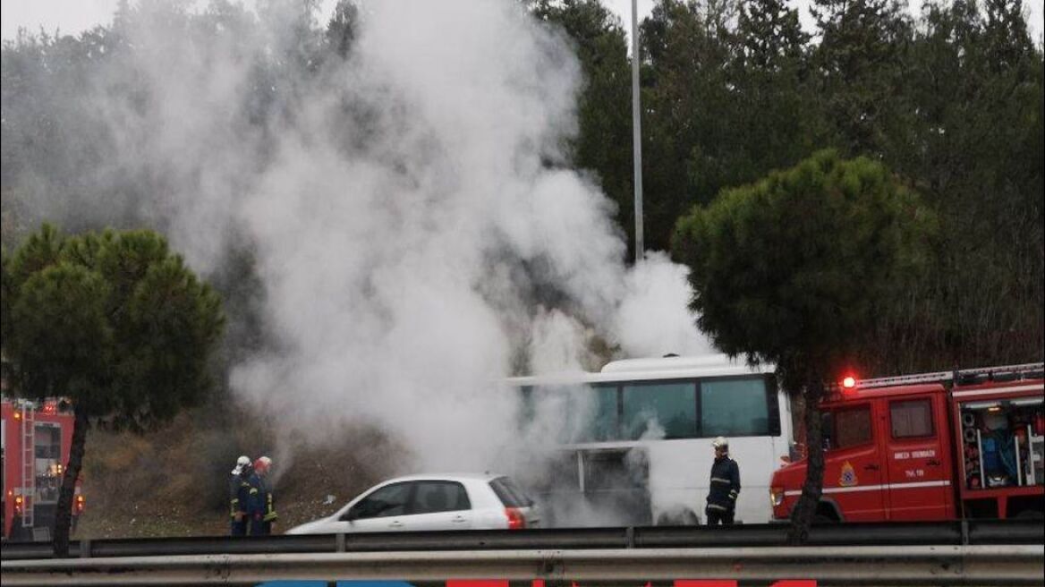 Εύβοια: Τουριστικό λεωφορείο τυλίχτηκε στις φλόγες στη Χιλιαδού