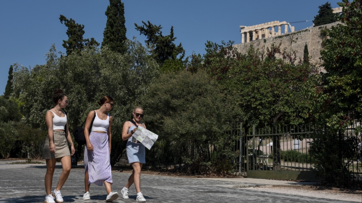 Καιρός: Ηλιοφάνεια με 30άρια σήμερα - Πού αναμένονται βροχές