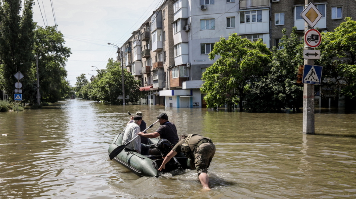 Πόλεμος στην Ουκρανία - Ζελένσκι: Ρώσοι πυροβολούν τους διασώστες που σώζουν πληγέντες Ουκρανούς