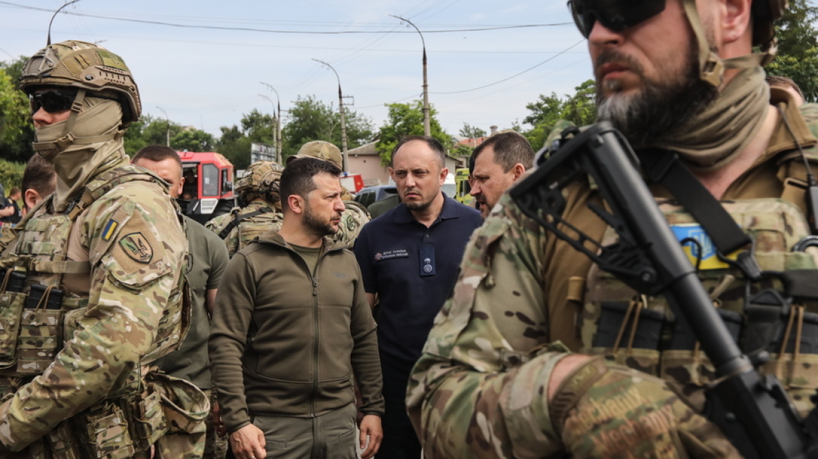 Ουκρανία: Ο Ζελένσκι στις πλημμυρισμένες περιοχές - «Να αναπτύξουμε πρόγραμμα για την αποζημίωση επιχειρήσεων»