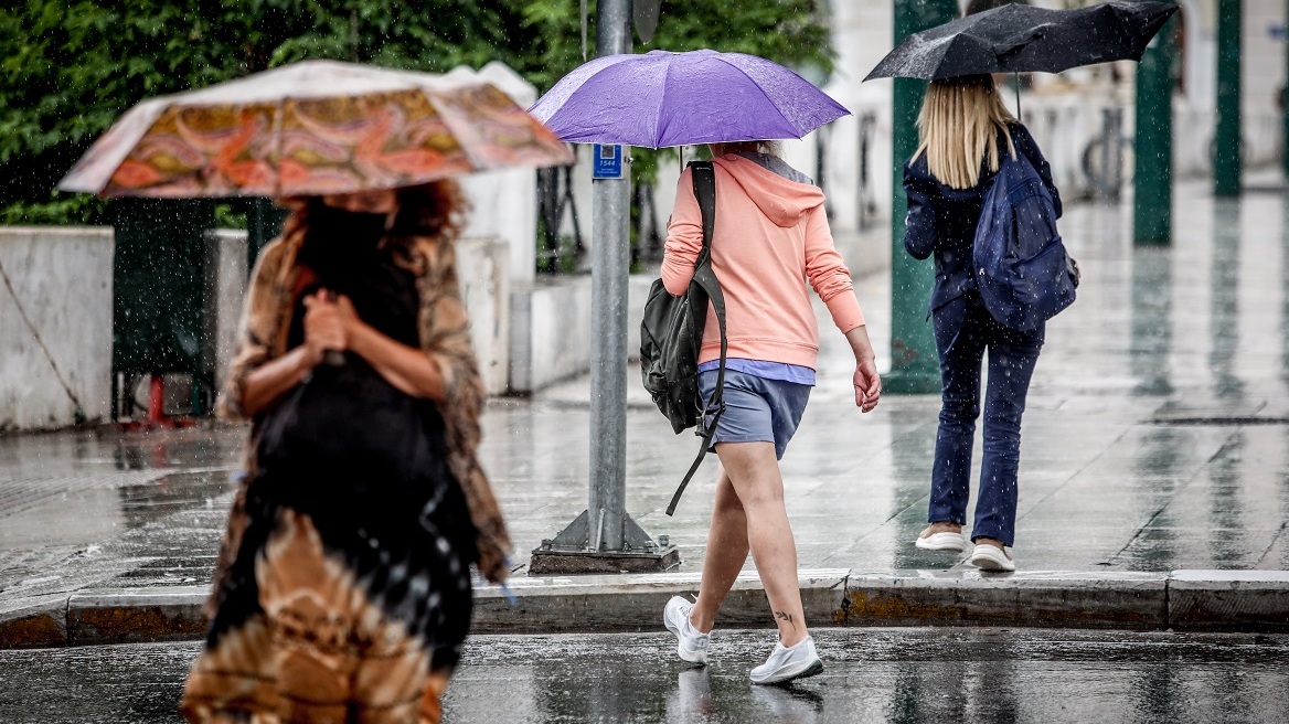 Καιρός: Ισχυρή καταιγίδα στην Αττική - Επιμένει η αστάθεια και την Τρίτη