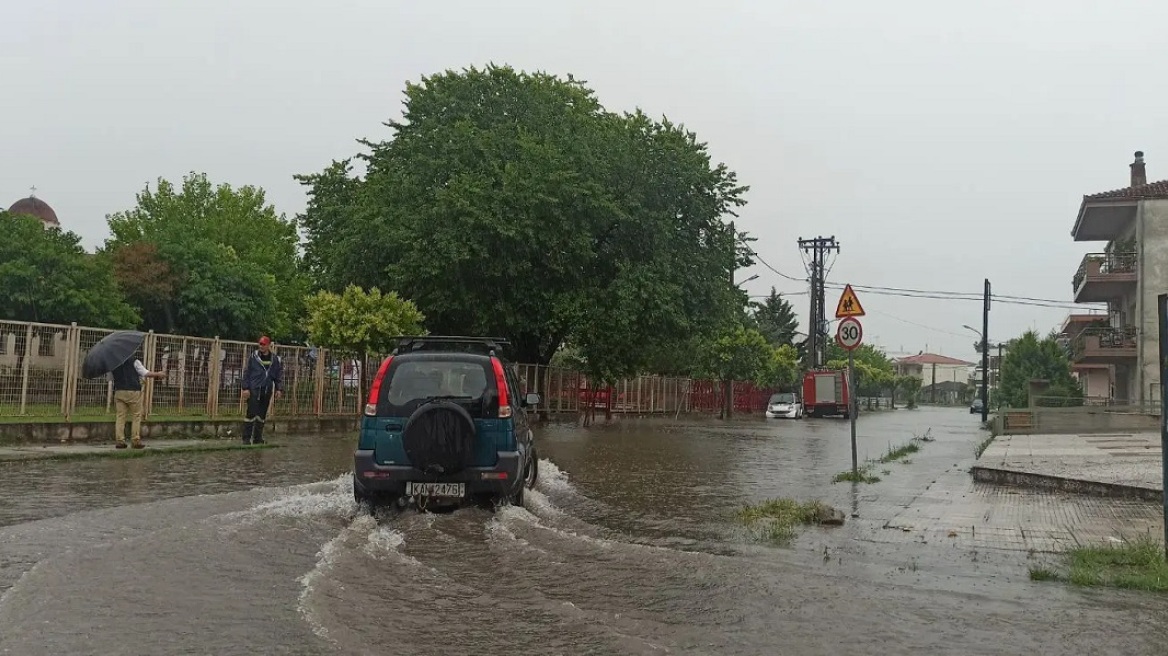 Τρίκαλα: Η Πυροσβεστική έβγαλε τους μαθητές από πλημμυρισμένο σχολείο - Δείτε βίντεο