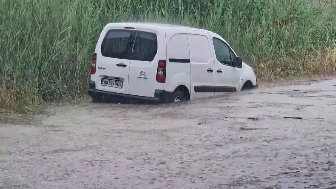 Έντονη βροχόπτωση στη Θεσσαλονίκη - Φούσκωσε ρέμα στο Ωραιόκαστρο κοντά σε σπίτια - Βίντεο