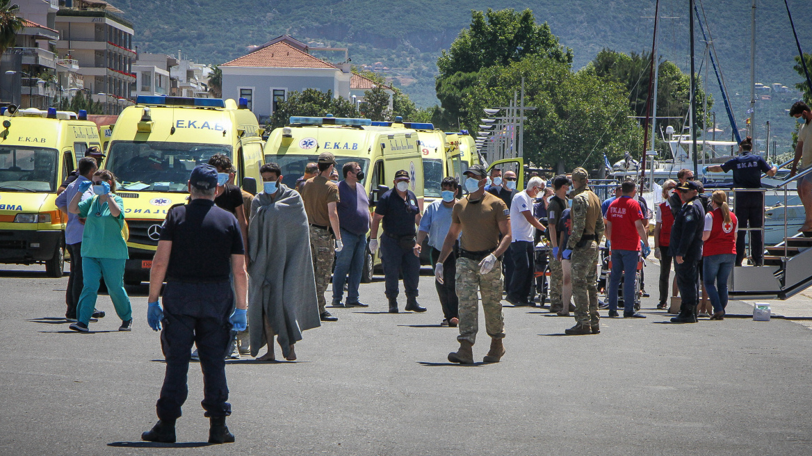 Ναυάγιο στην Πύλο: «Κάποιος με έπιασε από το χέρι και μου είπε πως περιμένει την οικογένειά του», λέει διασώστης του ΕΚΑΒ