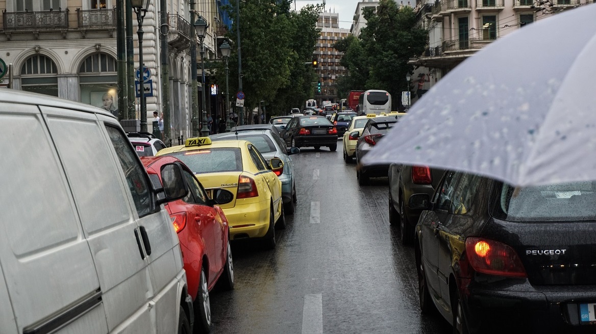 Κίνηση στους δρόμους: Στο «κόκκινο» ο Κηφισός - Καθυστερήσεις στην Αττική Οδό