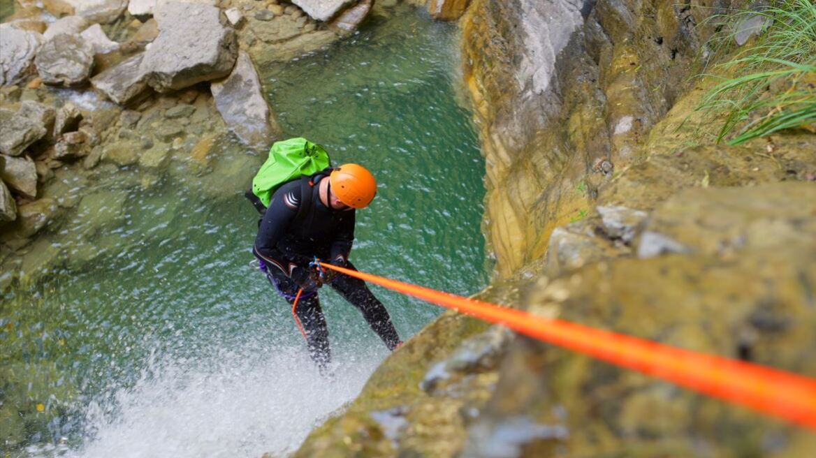 Συναγερμός στον Όλυμπο: Αγνοείται οδηγός canyoning - Παρασύρθηκε από τα νερά