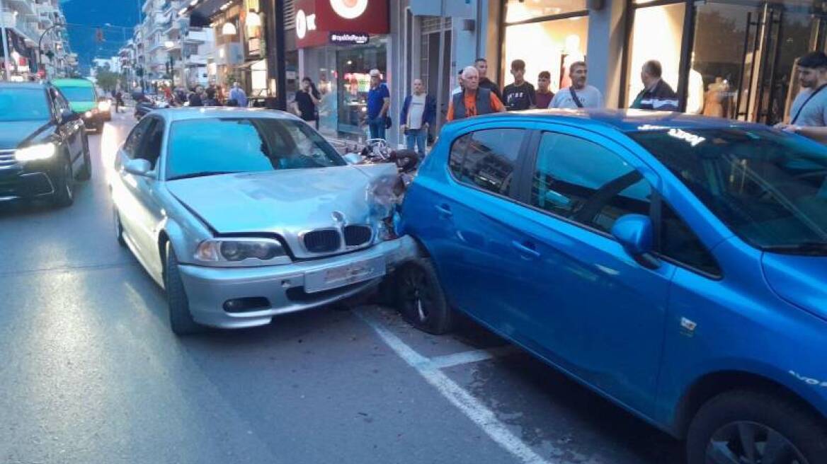 Καλαμάτα: Tρελή πορεία ΙΧ στο κέντρο της πόλης - Προσέκρουσε σε πέντε σταθμευμένα οχήματα