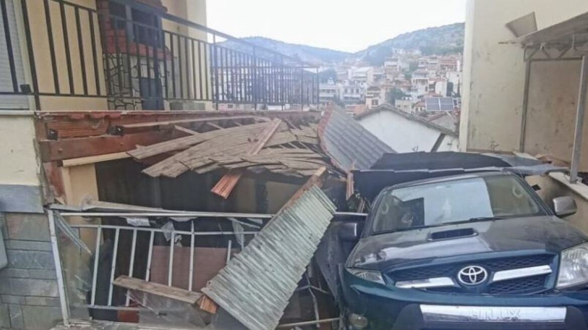 Θεσσαλονίκη: Αυτοκίνητο... προσγειώθηκε σε αυλή σπιτιού στο Ασβεστοχώρι - Δείτε φωτογραφία