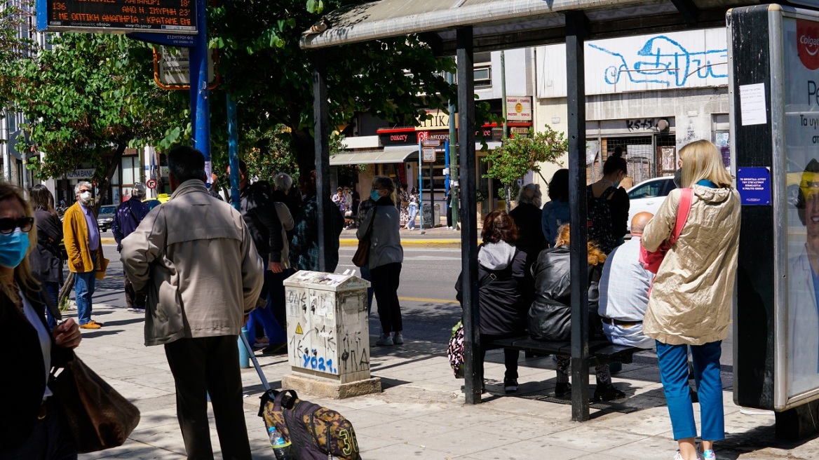 Χυδαία επίθεση διαζευγμένης στη... δήθεν ερωμένη του άντρα της μπροστά σε 40 άτομα σε στάση λεωφορείου!