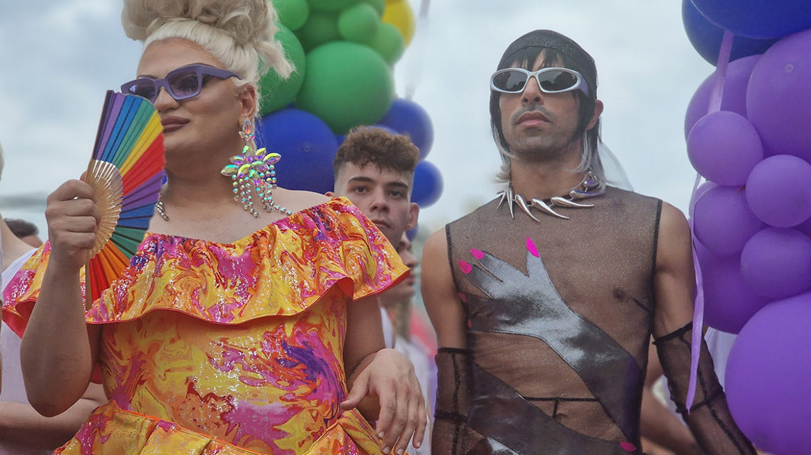 11ο Thessaloniki Pride: Ξεκίνησε η «πορεία υπερηφάνειας» με χορό, τραγούδια και σημαίες του ουράνιου τόξου (φωτογραφίες)