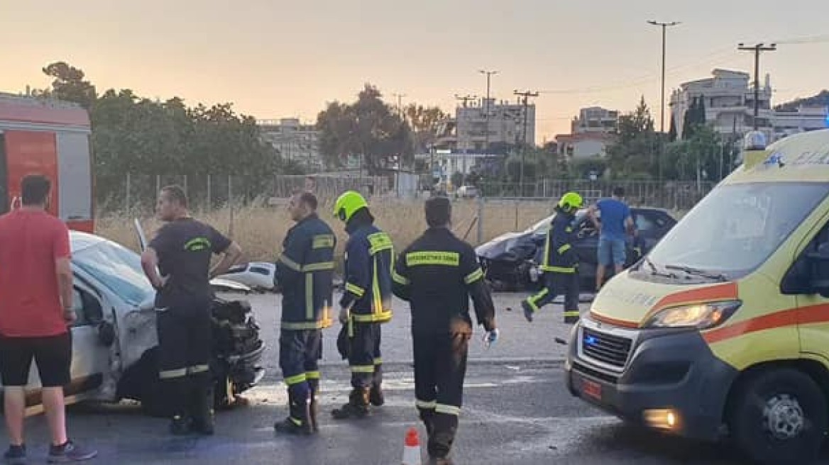 Τροχαίο στη Βούλα - Η Πυροσβεστική απεγκλώβισε δύο τραυματίες