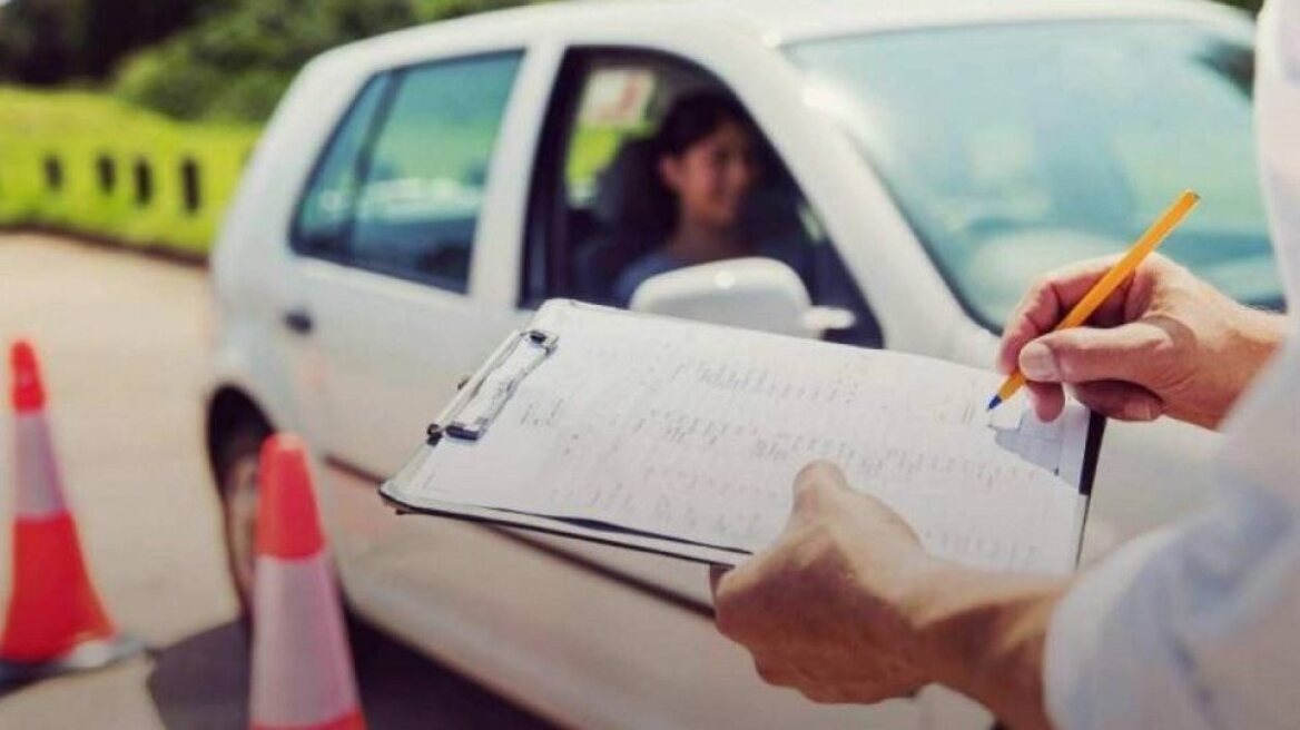 Θεσσαλονίκη: Υποψήφιος οδηγός επαγγελματικού διπλώματος αντέγραφε με «ψείρα» στο αυτί