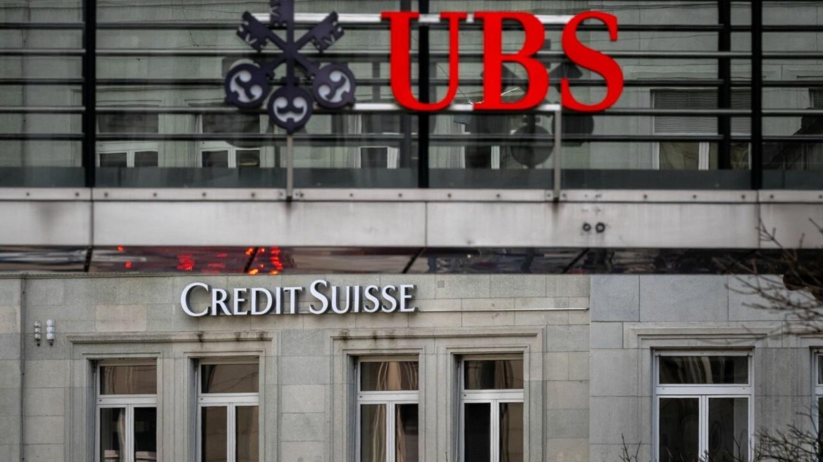 UBS: Ετοιμάζεται να καταργήσει 35.000 θέσεις εργασίας μετά την εξαγορά της Credit Suisse 