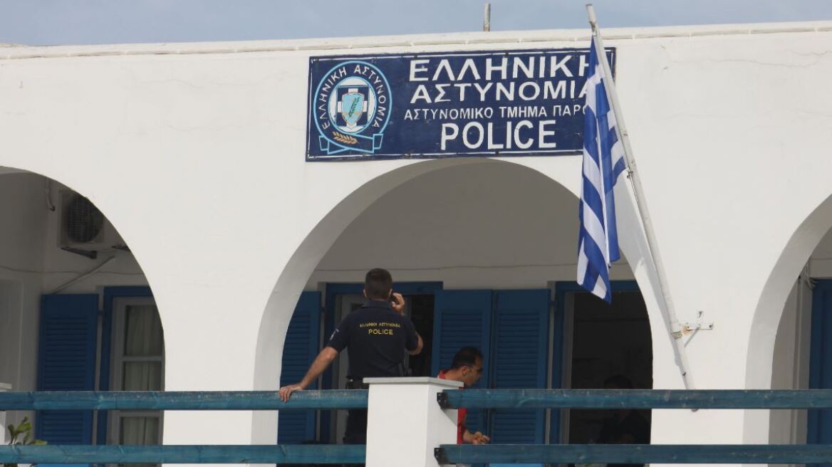 Σπείρα αλλοδαπών έκλεβε πορτοφόλια και τσάντες στην Πάρο