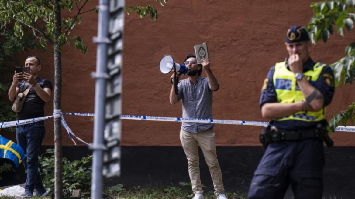 Σουηδία: Έβαλαν μπέικον μέσα στο Κοράνι και μετά το έκαψαν σε συγκέντρωση έξω από τέμενος - Δείτε βίντεο