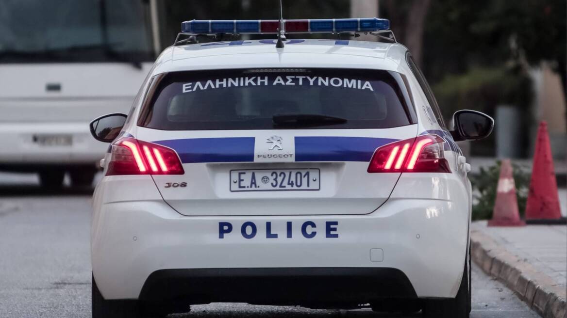 Θήβα: Συνελήφθη νεαρός που ξήλωνε πινακίδες και υαλοκαθαριστήρες και άδειαζε τον αέρα από τα λάστιχα αυτοκινήτων