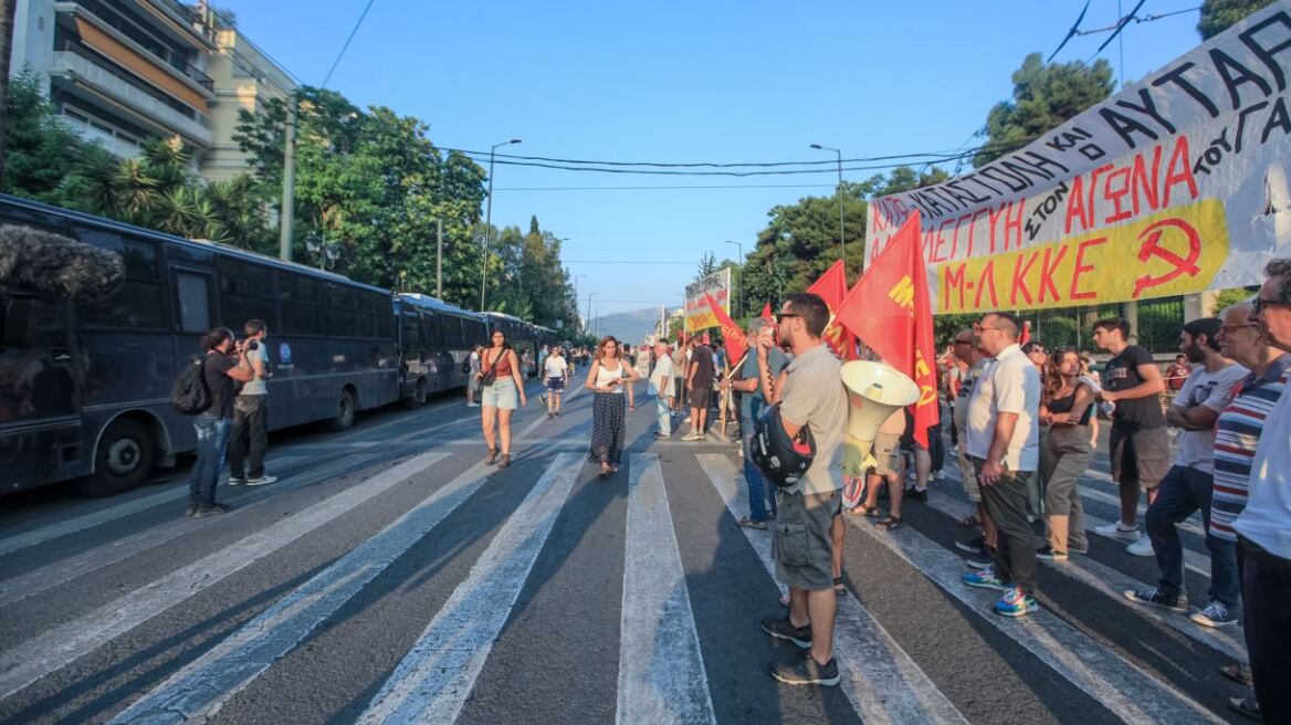 Αθήνα - Θεσσαλονίκη: Πορείες αλληλεγγύης για τον λαό της Γαλλίας - Δείτε βίντεο και φωτογραφίες