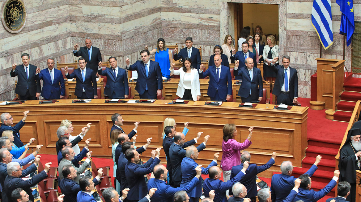 Βουλή: Χειραψίες, χαμόγελα και παραλειπόμενα από την ορκωμοσία των 300 - Δείτε βίντεο και φωτογραφίες