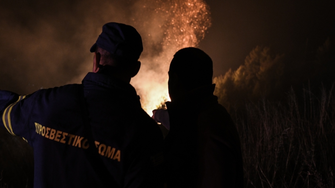 Υπό μερικό έλεγχο η φωτιά στο Σχιστό Κορυδαλλού