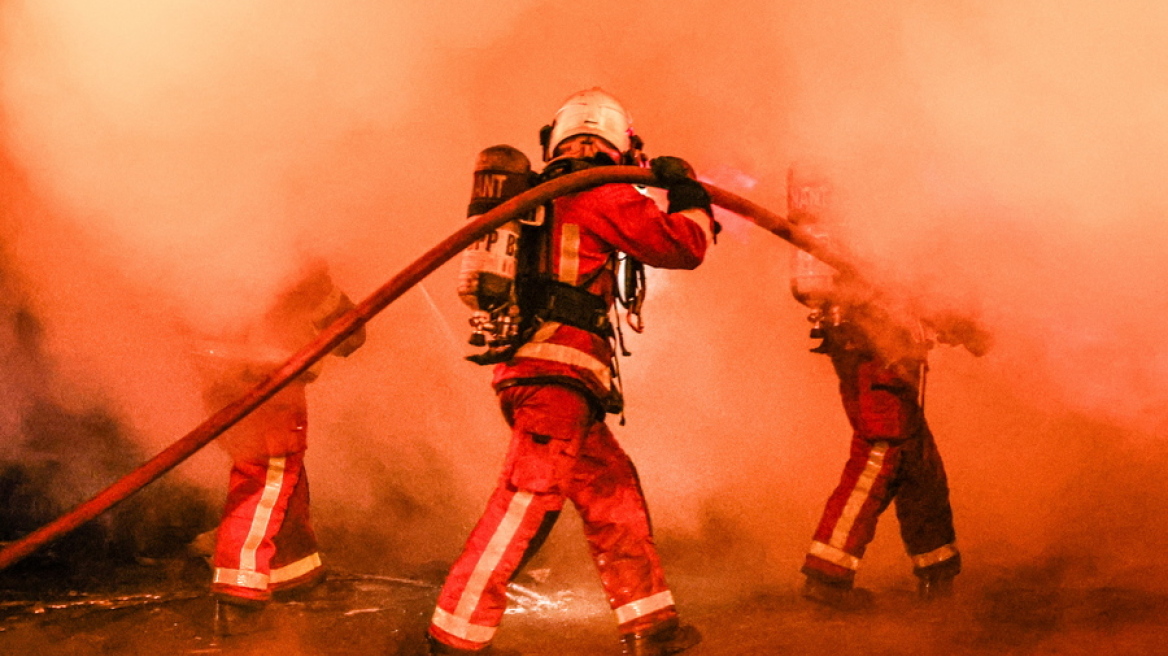 Ταραχές στη Γαλλία: Πυροσβέστης σκοτώθηκε ενώ προσπαθούσε να κατασβέσει πυρκαγιά σε οχήματα