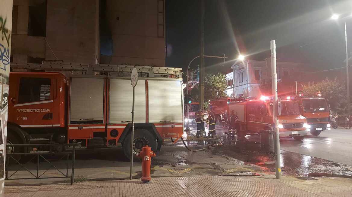 Φωτιά στο παλιό κτήριο του ΙΚΑ στην οδό Πειραιώς προκάλεσε υλικές ζημιές στο ισόγειο και τον 1ο όροφο