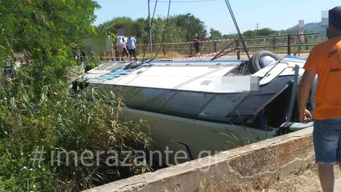 Ζάκυνθος: Τουριστικό λεωφορείο έπεσε μέσα σε γεφύρι στην Αγριλιά - Φωτογραφίες