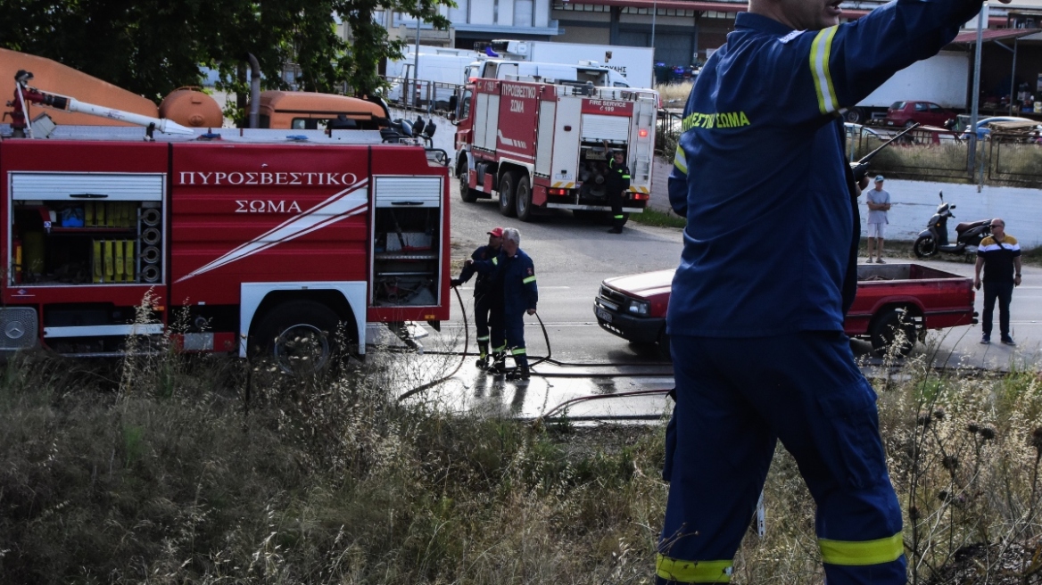 Θεσσαλονίκη: Πυροσβέστης πέθανε την ώρα που έσβηνε φωτιά