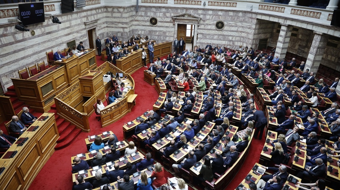 Ψήφος αποδήμων: Σε δημόσια διαβούλευση το νομοσχέδιο για να μπορούν να μετέχουν όλοι οι Έλληνες στις εκλογές