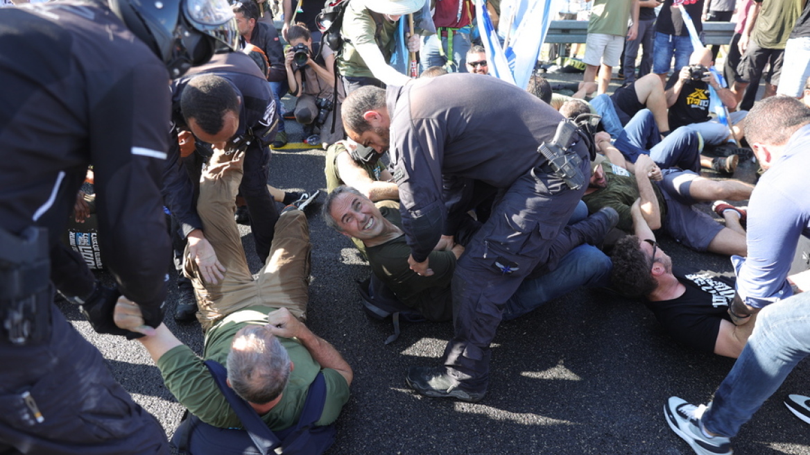 Πεδίο «μάχης» το Ισραήλ για την δικαστική μεταρρύθμιση - Χιλιάδες διαδηλωτές στους δρόμους, δεκάδες συλλήψεις