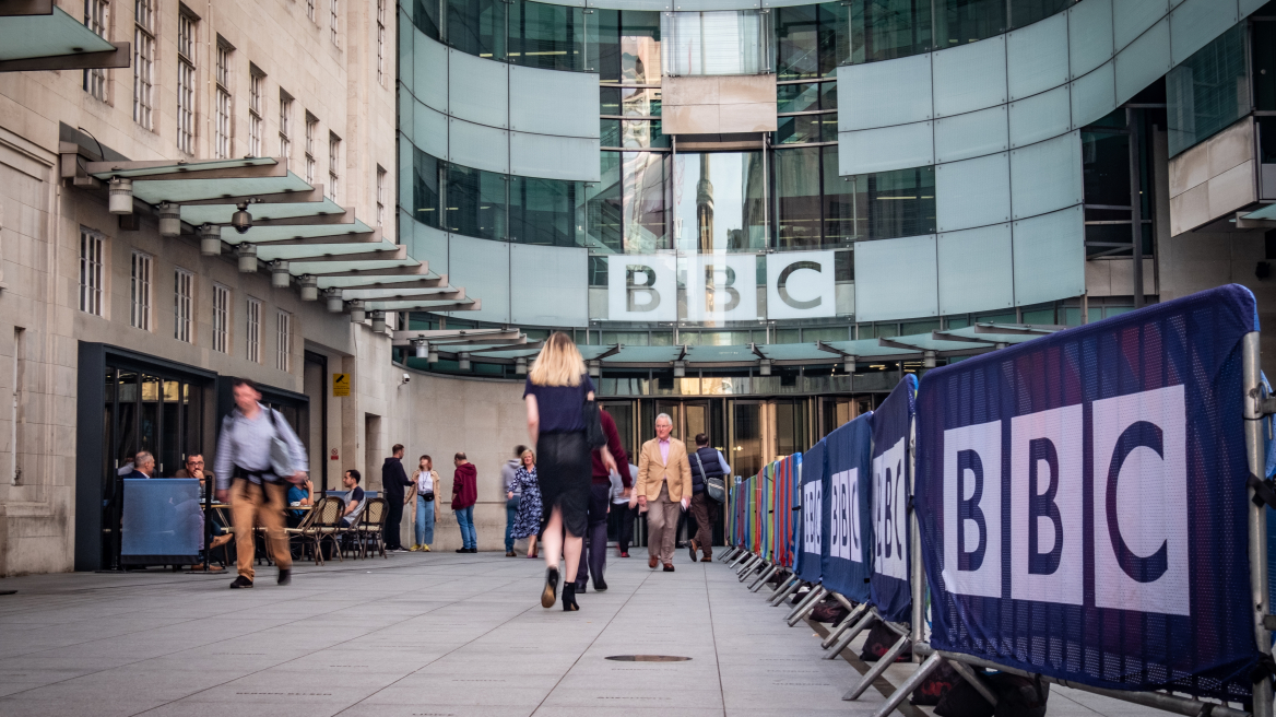 BBC: Θρίλερ η υπόθεση του παρουσιαστή του BBC που πλήρωσε ανήλικο για γυμνές φωτογραφίες