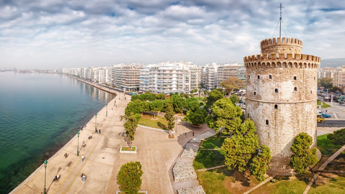 Θεσσαλονίκη: Νεαρός ξυλοκόπησε τουρίστα επειδή μίλησε στη σύντροφό του - Δάγκωσε και λιμενικό