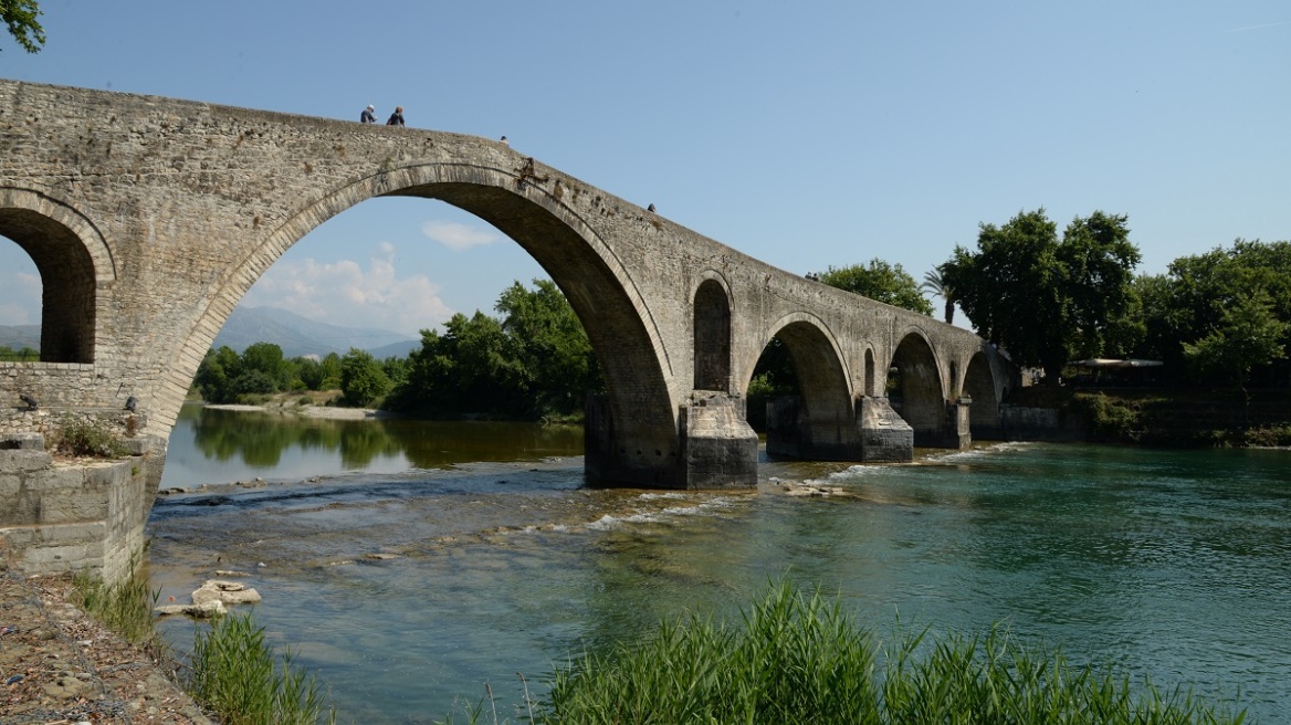 Παραλίγο τραγωδία στην Άρτα - Άνοιξαν οι πόρτες φράγματος στον Άραχθο και τα νερά παρέσυραν πέντε ανήλικες 