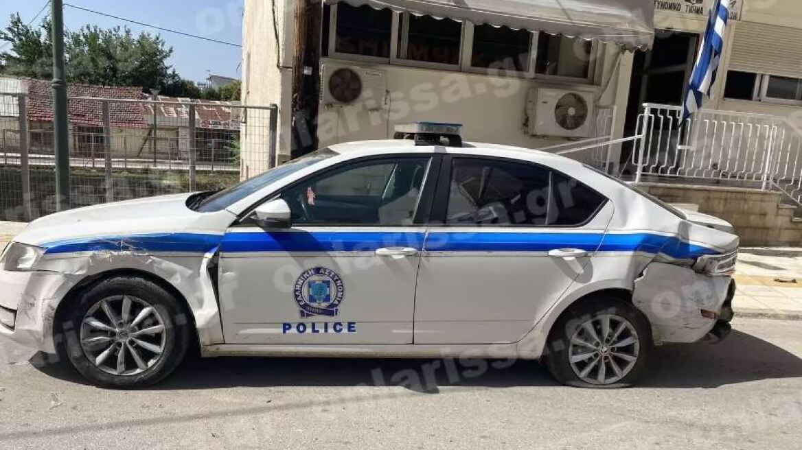 Φάρσαλα: Άνδρας εκτός εαυτού άρχισε να χτυπά περιπολικό με το αυτοκίνητό του