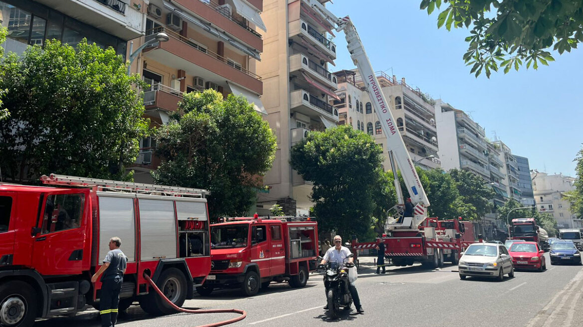 Φωτιά σε διαμέρισμα στη Θεσσαλονίκη: Απεγκλωβίστηκε άτομο από μπαλκόνι με γερανοφόρο όχημα - Βίντεο