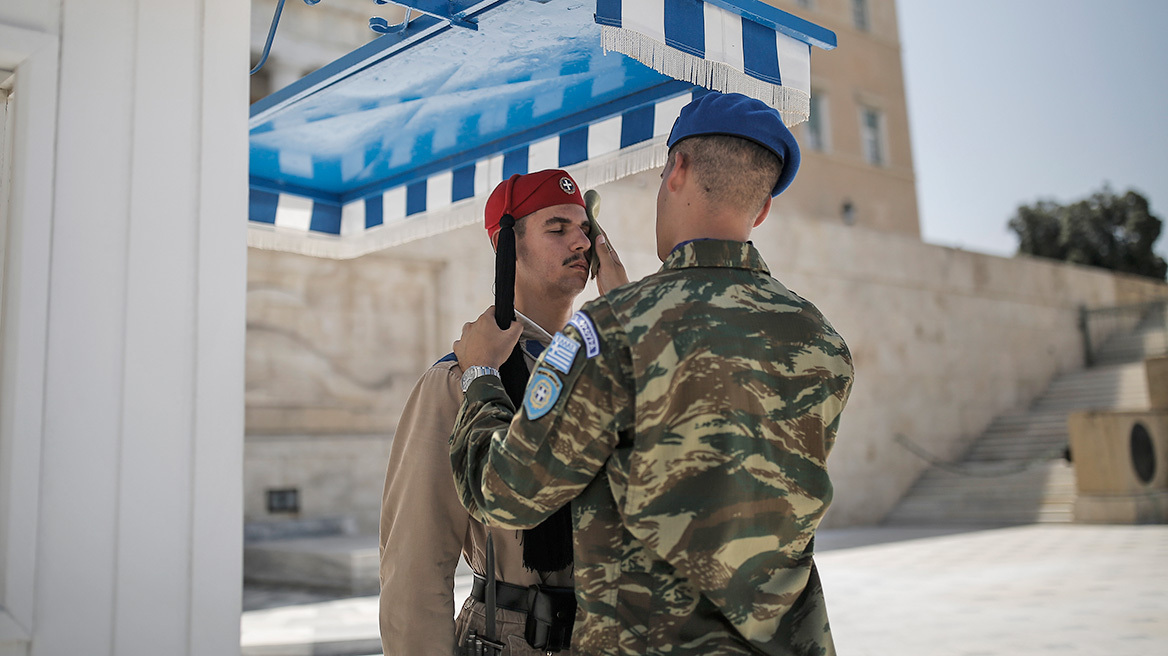 Καύσωνας: Σκουπίζουν τον ιδρώτα των ευζώνων στο Μνημείο του Άγνωστου Στρατιώτη – Δείτε φωτογραφίες