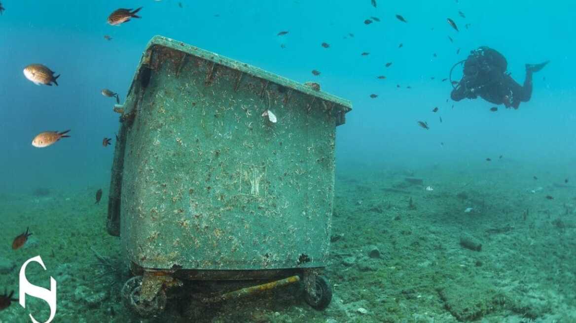 Πέταξαν μέχρι και κάδο απορριμμάτων στον βυθό της θάλασσας στην Χαλκιδική