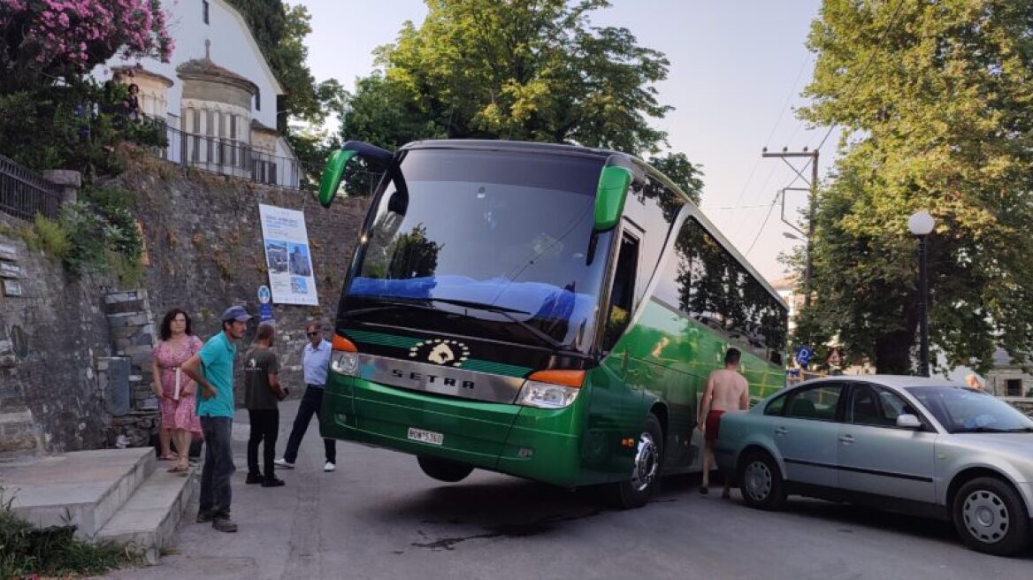 Πήλιο: Λεωφορείο πήρε κλειστή στροφή και «σηκώθηκε στον αέρα» στη Ζαγορά - Φωτογραφίες