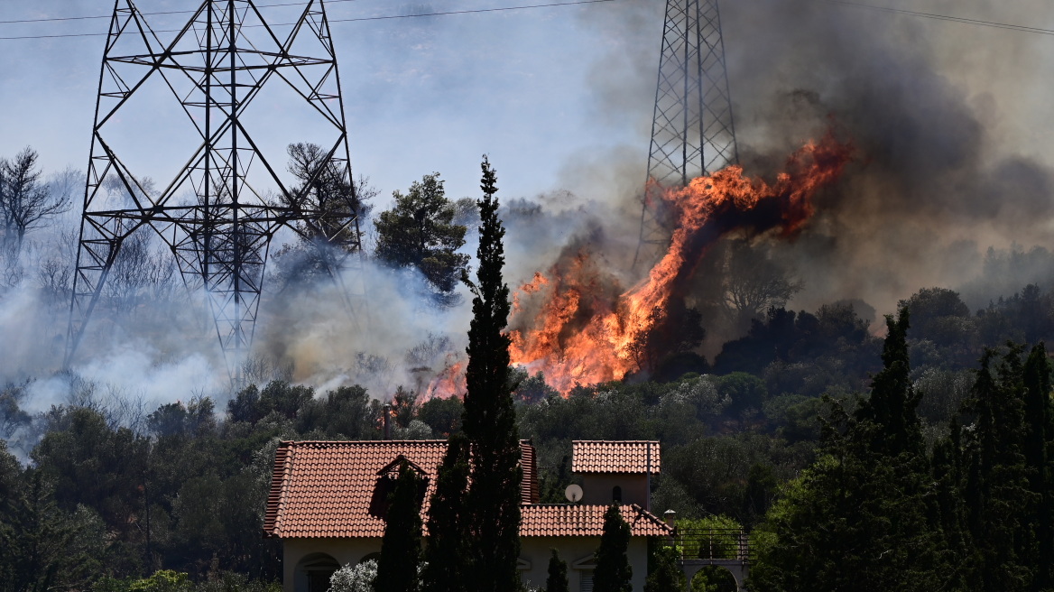 Φωτιά στον Κουβαρά: Στο νοσοκομείο δύο κάτοικοι - Έσπευσαν ασθενοφόρα στην περιοχή