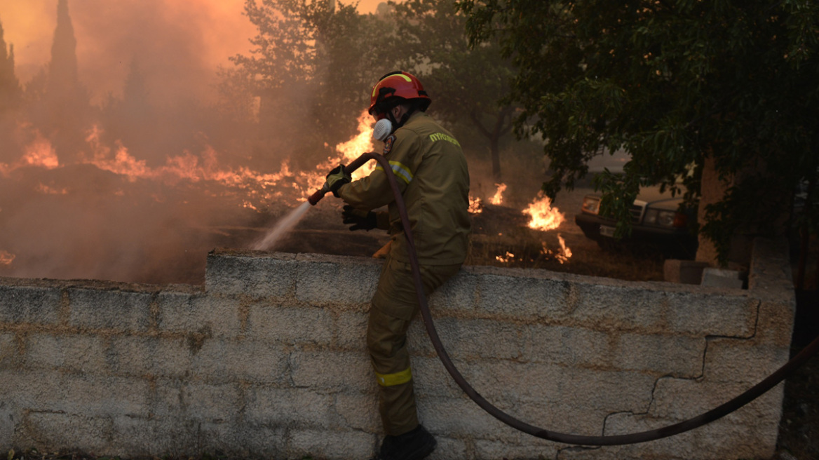  Φωτιές σε Κουβαρά - Λουτράκι: 146 απεγκλωβισμοί πολιτών από την ΕΛΑΣ