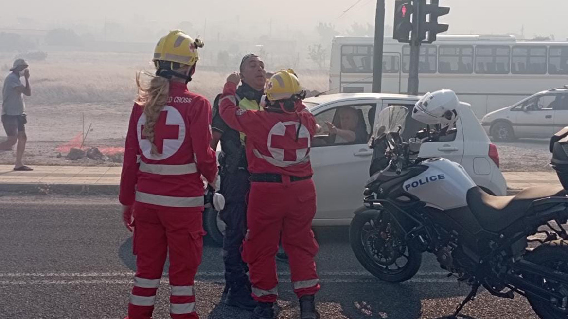 Φωτιές - Κουβαράς: Εθελοντές του Ελληνικού Ερυθρού Σταυρού δίπλα σε πολίτες και πυροσβέστες