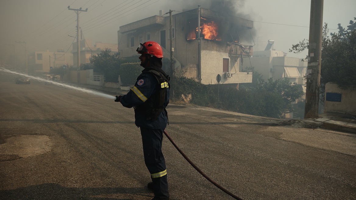 Φωτιά στον Κουβαρά: Μαίνεται ανεξέλεγκτη - Δείτε βίντεο από το σημείο