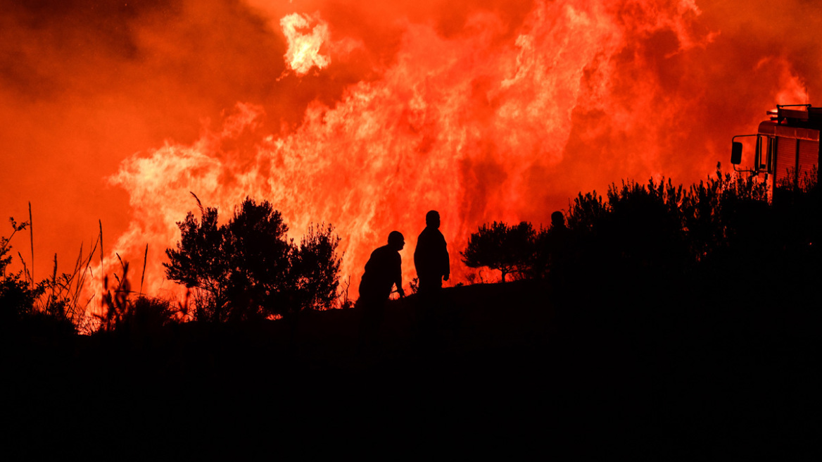 Ολονύχτια μάχη με τις πυρκαγιές: Πώς εξελίσσονται τα μέτωπα σε Δερβενοχώρια, Λουτράκι και Ανατολική Αττική