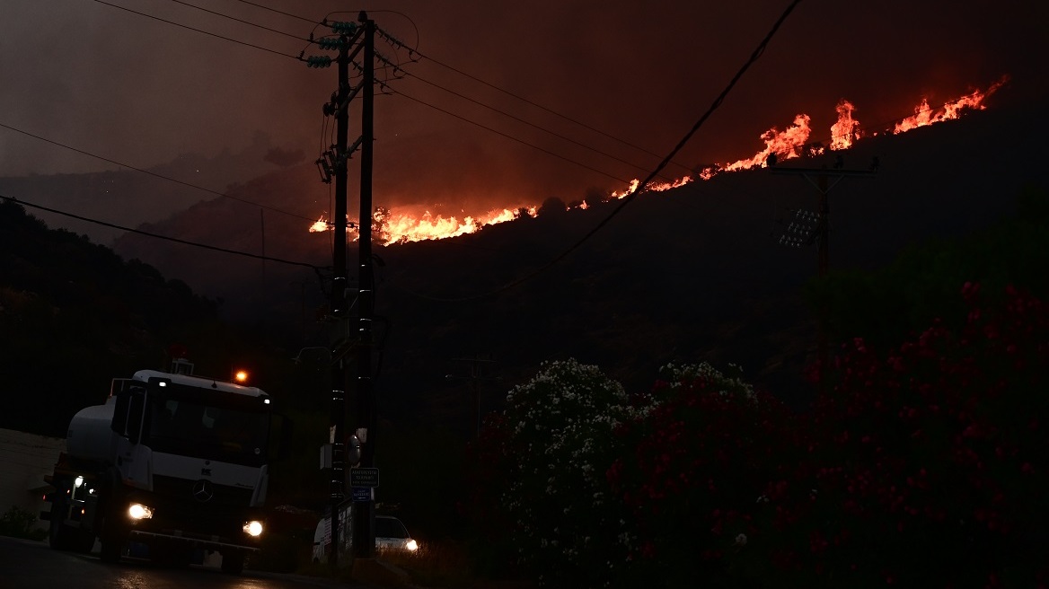 Φωτιά στον Κουβαρά: Άνοιξε η Λεωφόρος Αθηνών - Σουνίου και η λεωφόρος Μαρκοπούλου