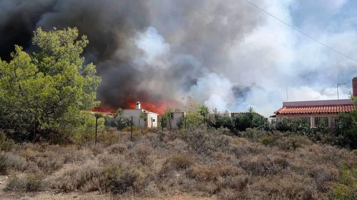 Φωτιά στο Λουτράκι: Εκκενώνεται το γηροκομείο «Ελπίς»